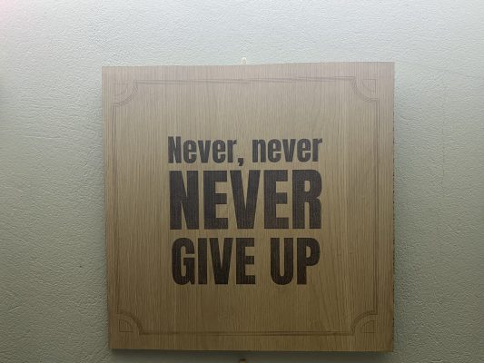 Hướng dẫn treo tranh bằng đinh 3 chân không cần khoan đục tường